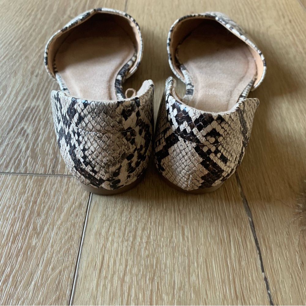 Old Navy Pointed Toe Neutral Animal Print Flats - Picture 4 of 6